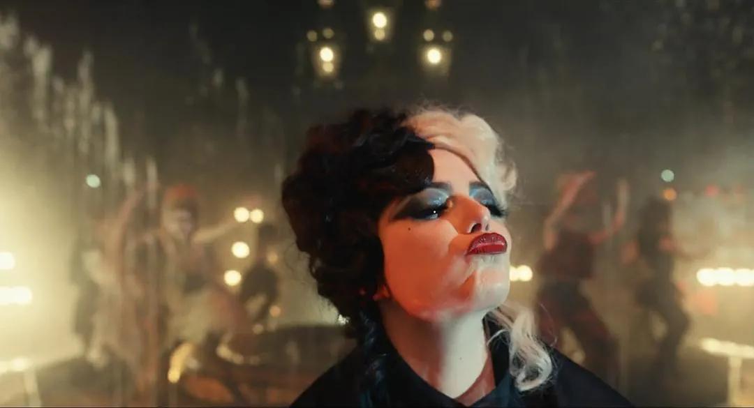 这美人一发疯，又是热搜混战