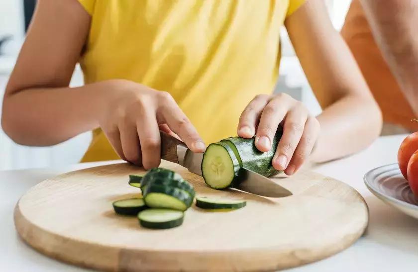 减肥中大餐一顿补救方法,减肥期间没忍住吃了零食怎么补救