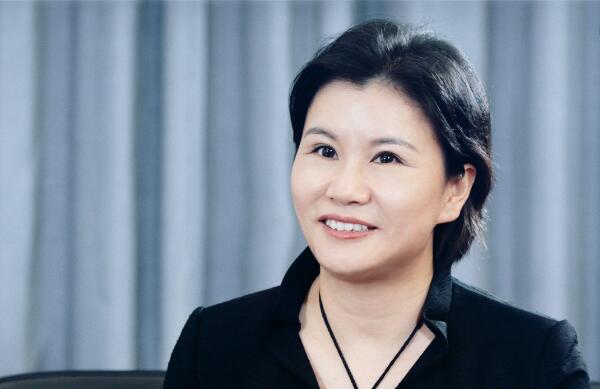 最年轻的成功的女企业家,她50岁成为全国首富