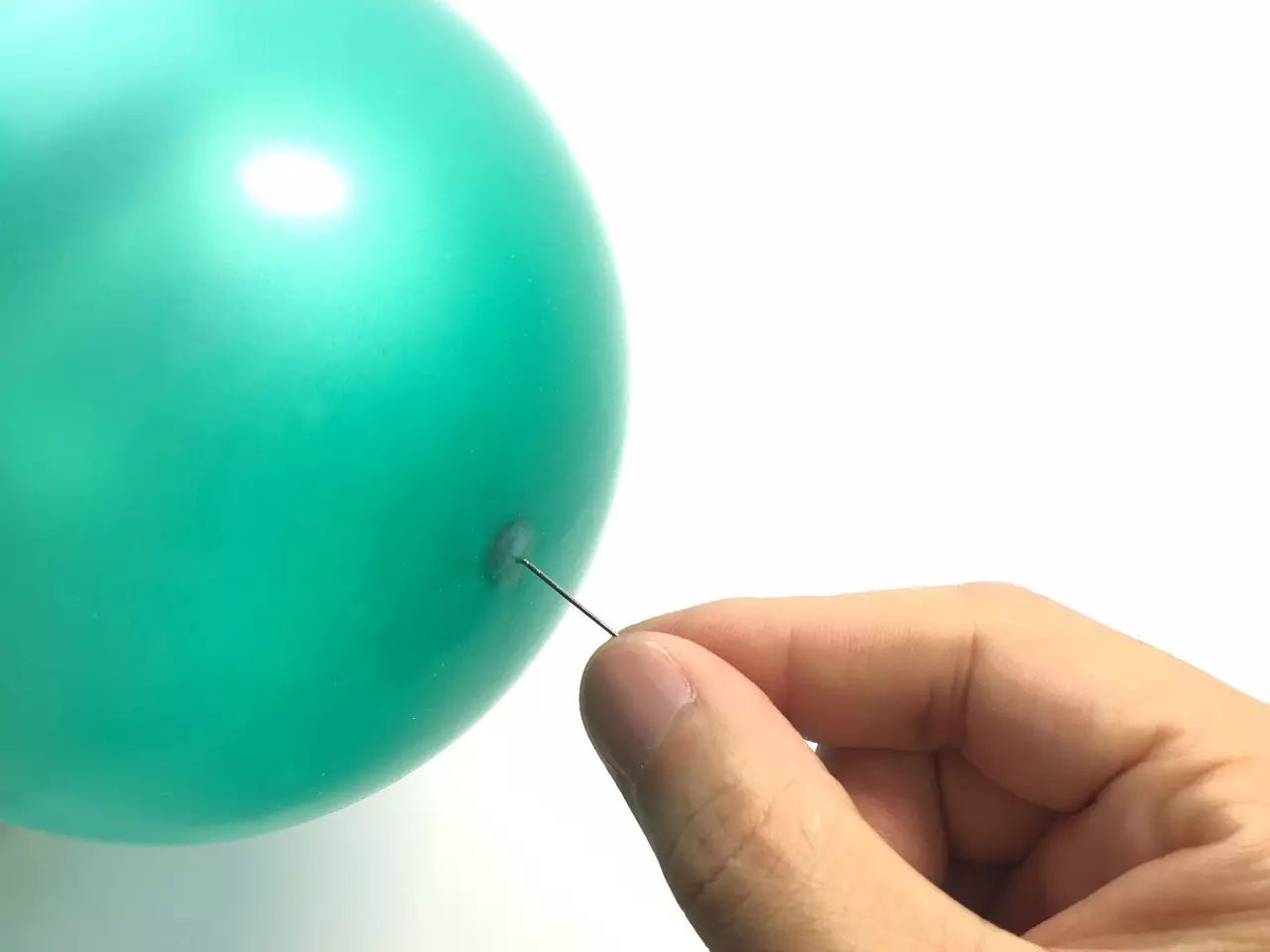 往气球里加水,往气球上涂什么会破
