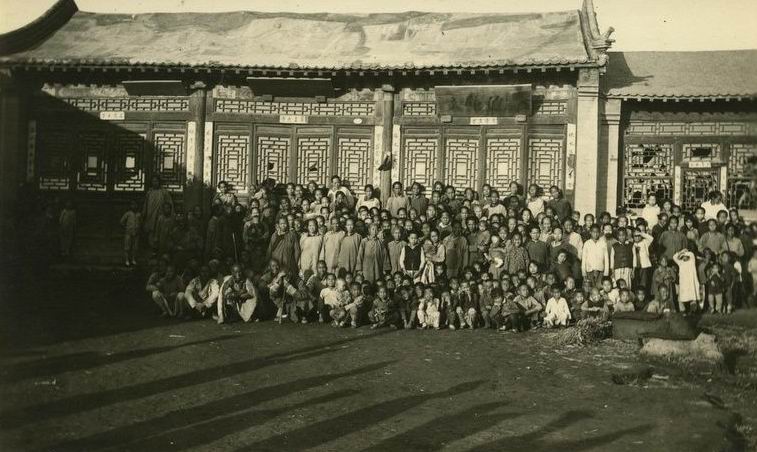 照相馆曾是高端行业，老板挣大钱买大洋房，照相机都是天价