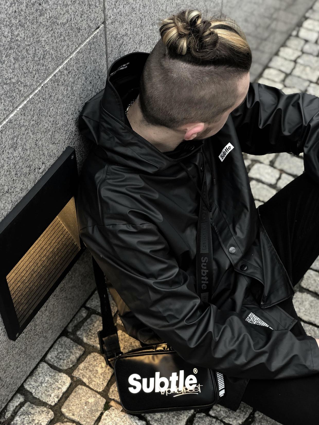 李斯丹妮同款subtle斜挎包,香港潮牌中性穿搭