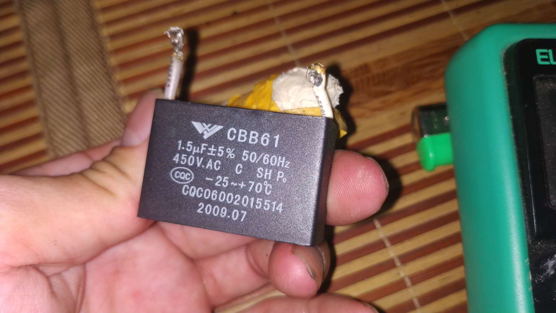 捡到了一个旧风扇,在外面捡到一个电动小风扇