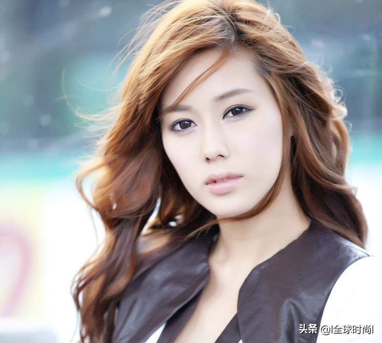 韩国美女车模迷人笑容,韩国车模气质迷人漂亮又大方