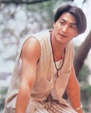 搬尸工逆袭身价过亿，61岁何家劲为初恋守身不婚，路边喝5元糖水