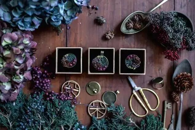 深山老林自建豪华木屋隐居生活,90后小情侣隐居深山建别墅仅花6万