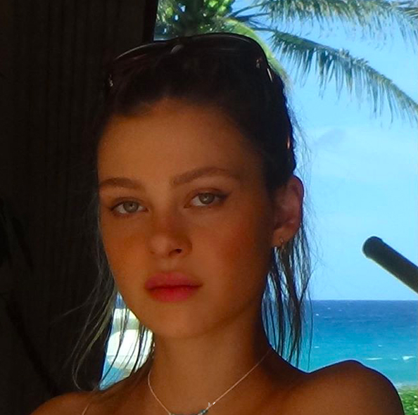 贝克汉姆小七微笑图片,贝克汉姆晒和小七对嘴亲亲合照