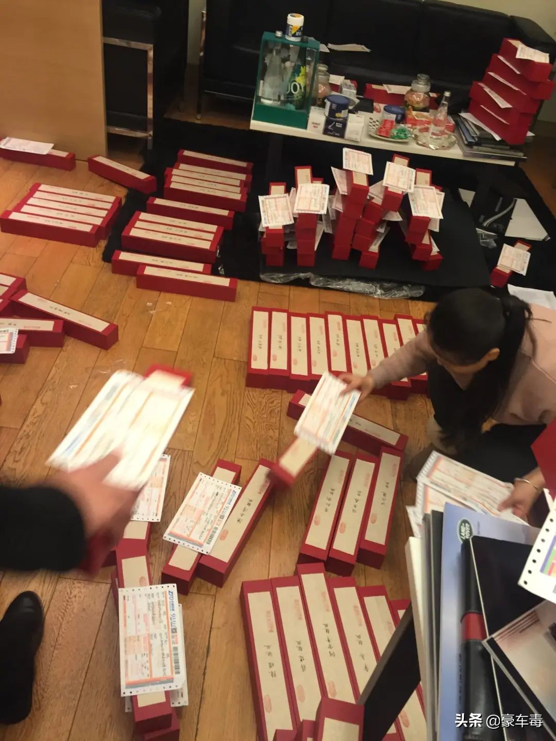 豪车毒老纪考斯特,豪车毒老纪小跟班