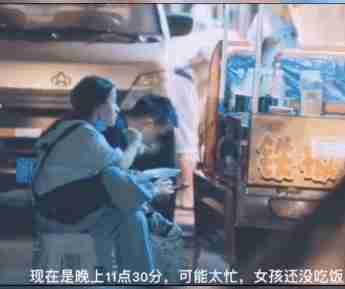 小伙子靠摆地摊月入1700万,95后小伙儿摆地摊月入20万