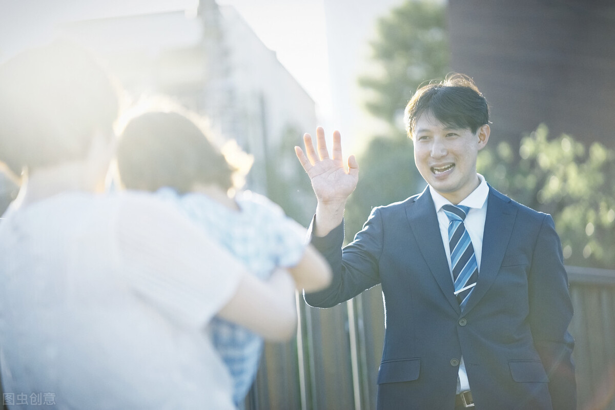 给两个儿子卖房老了却要女儿养老,给儿子买房老两口无家可归