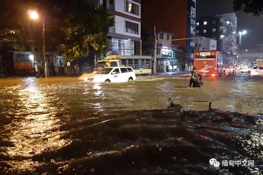 仰光雷雨，积水没过大腿，不少车子在水中“游”