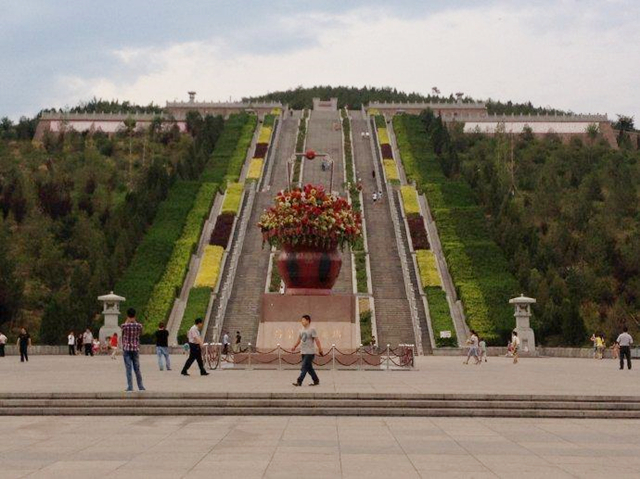 *国锋华**墓地：有很多老人鞠躬，回归卦山，不占民地