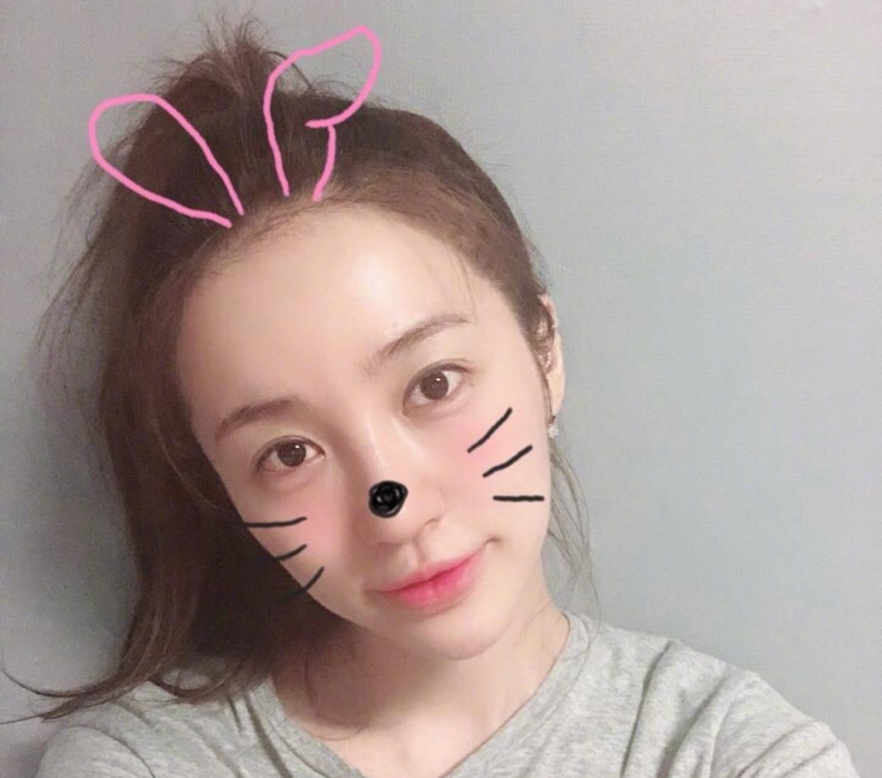 消失3年回归，34岁尹恩惠变苦瓜脸，网友疑问：丰唇了吗？