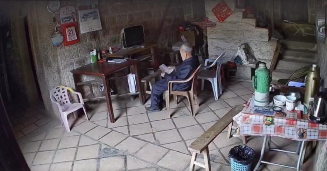 70岁老人感动到万千网友,95岁爷爷和孙女的感人视频