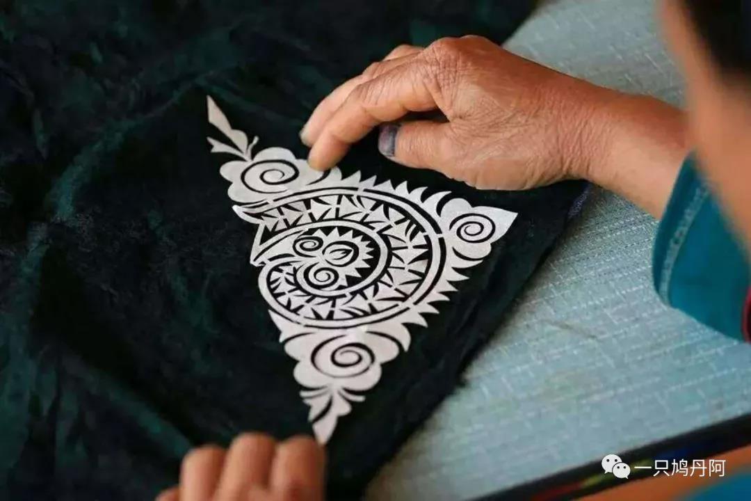 苗族百鸟衣搭配,百鸟衣苗族的介绍