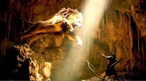 狮子被铁索束缚、棍棒训练、断趾磨牙,逃脱后两代狮王以人为食