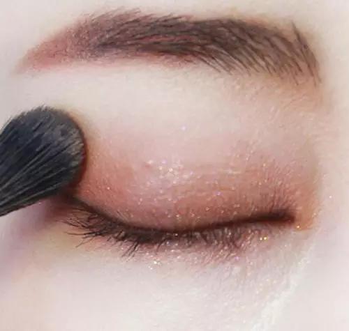 亮色眼影颜色搭配和画法美炸天,眼影画法新手亮色系列