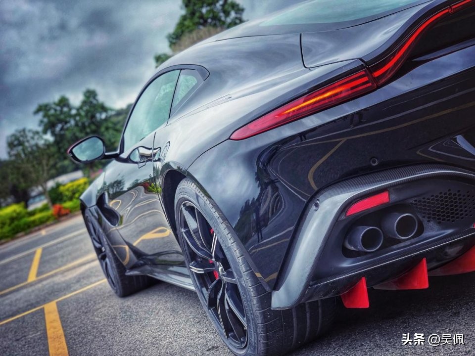 300万的阿斯顿马丁视频,阿斯顿马丁dbx2024款评测