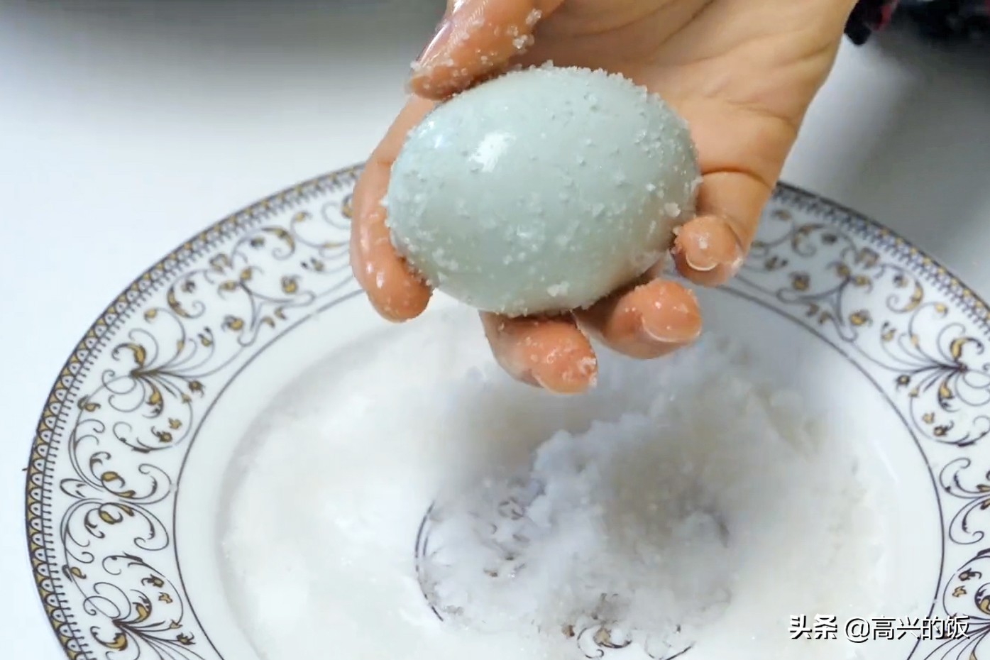 怎么腌咸鸭蛋简单又冒油,用超简单的方法腌制流油咸鸭蛋