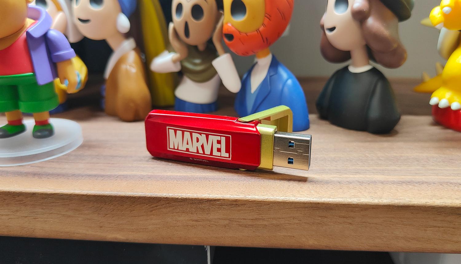 游戏宅的电脑桌面,游戏头戴式耳机rog棱镜s