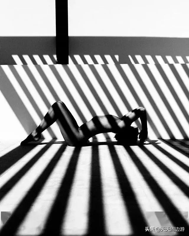 她在世界各地拍下裸照，吸引了8000万的粉丝，却没有一张是色情的