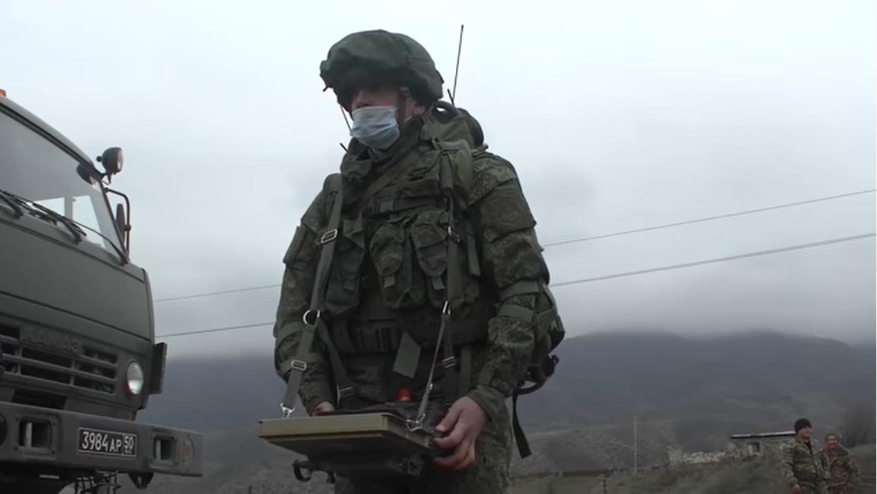 俄军新型无人扫雷车清除乌军雷场,俄罗斯扫雷车在农田里排雷