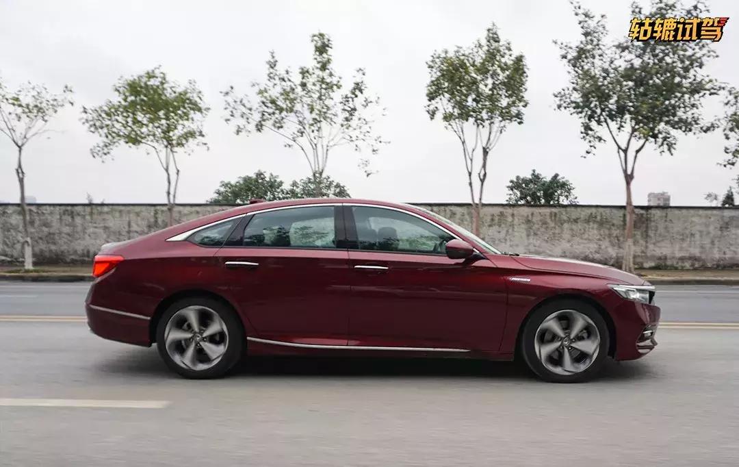 试驾｜1000公里体验混动雅阁：开起来是家用车，玩起来是性能车