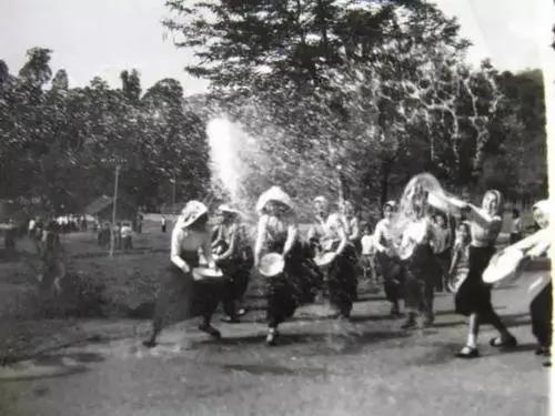 难忘的泼水节一年一度,一年一度的泼水节开始狂欢