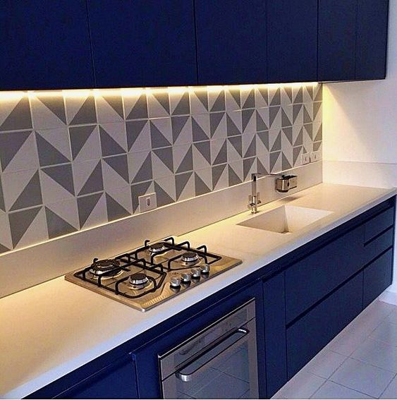 厨房吊柜做个矮10公分处理，等于多个橱柜台面，怪不得效果强2倍