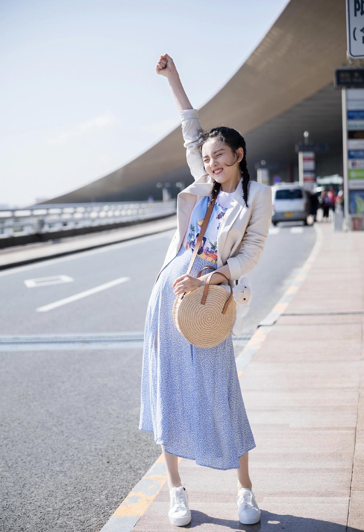 周迅穿白t恤配阔腿裤低调,周迅穿蓝色t恤