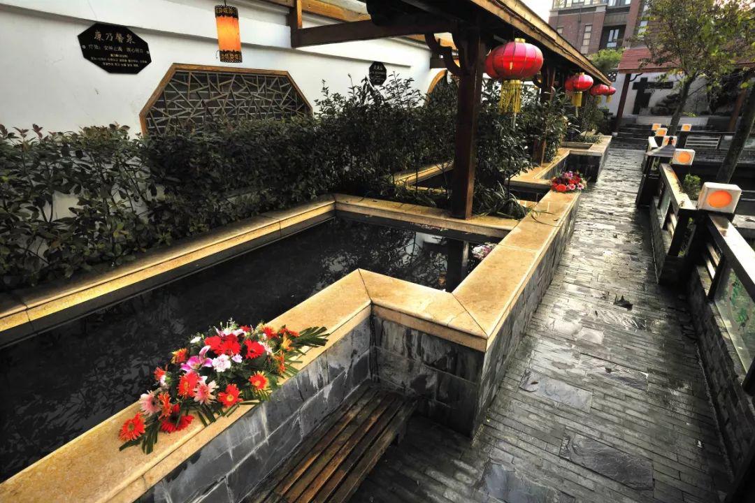 温泉之乡~南京汤山小镇这个冬天住这了！千年枯树滋润的露天温泉