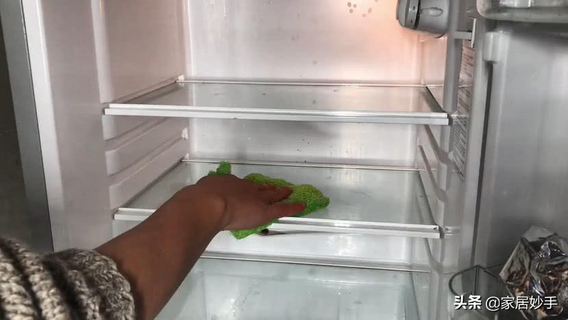 冰箱脏用水洗教你一招不用一滴水,冰箱脏了别用水擦教你一招