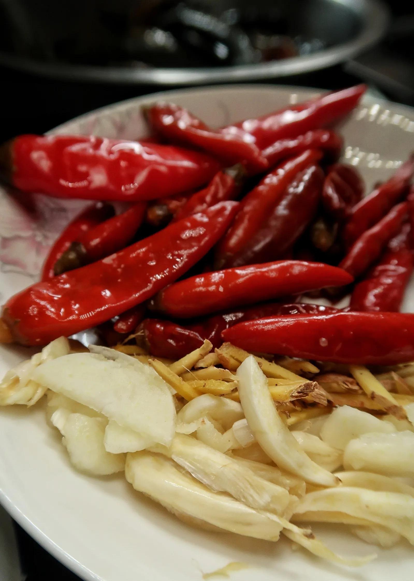 黄辣丁拿盐巴和料酒腌渍搓洗,它胡子刺很利,要格外小心。