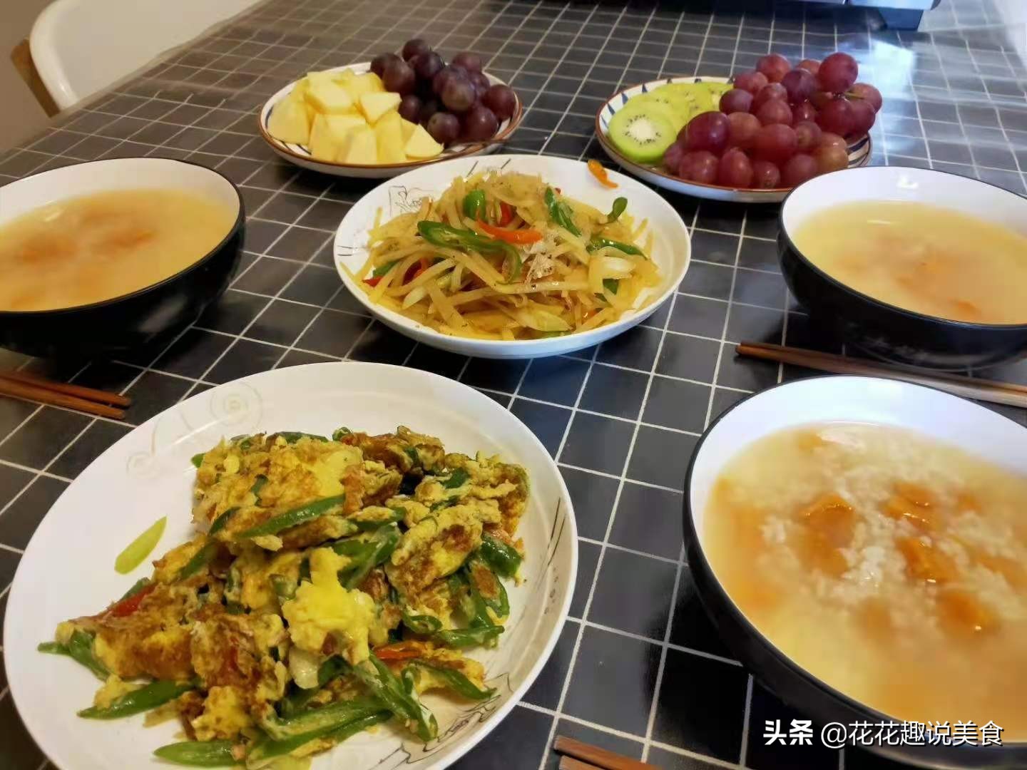 二线城市家三口标准开销,一家四口的晚餐真实图三菜一汤