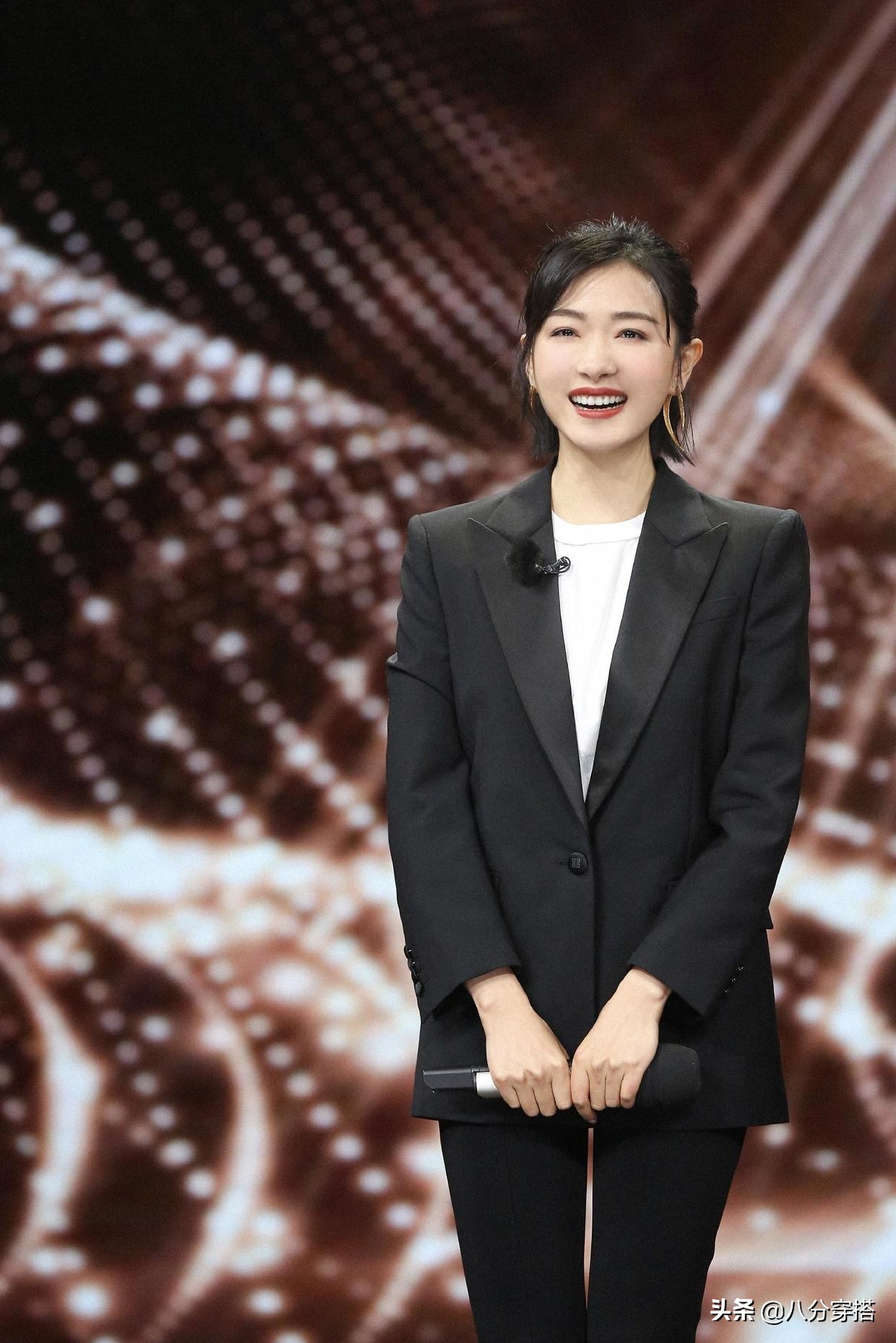 万茜黑色西装搭配图,万茜西装搭配小白鞋