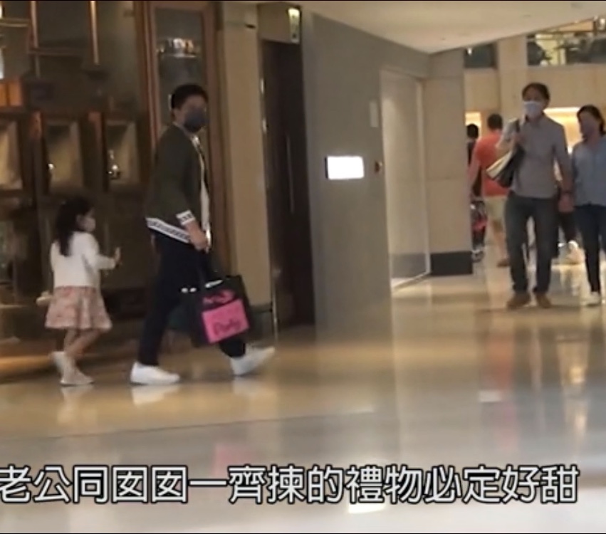 霍启刚晒与郭晶晶甜蜜合照,霍启刚为郭晶晶庆40岁生日