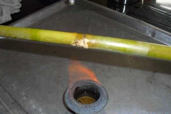 用竹子做鱼竿去小河钓鱼,日本自制竹子鱼竿过程视频