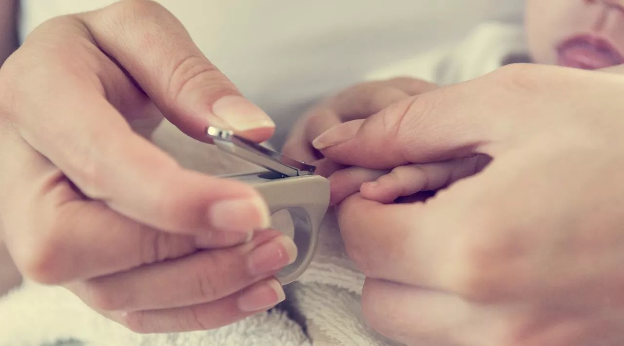 老人家用超大的剪刀剪指甲,老人剪指甲更轻松