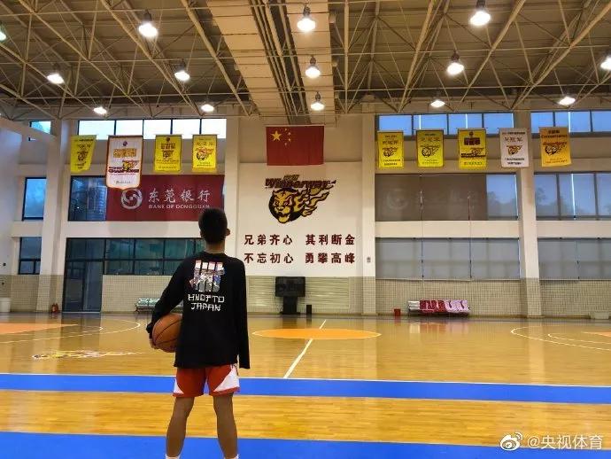 独臂篮球少年和易建联交流球技,易建联评价独臂少年回应库里