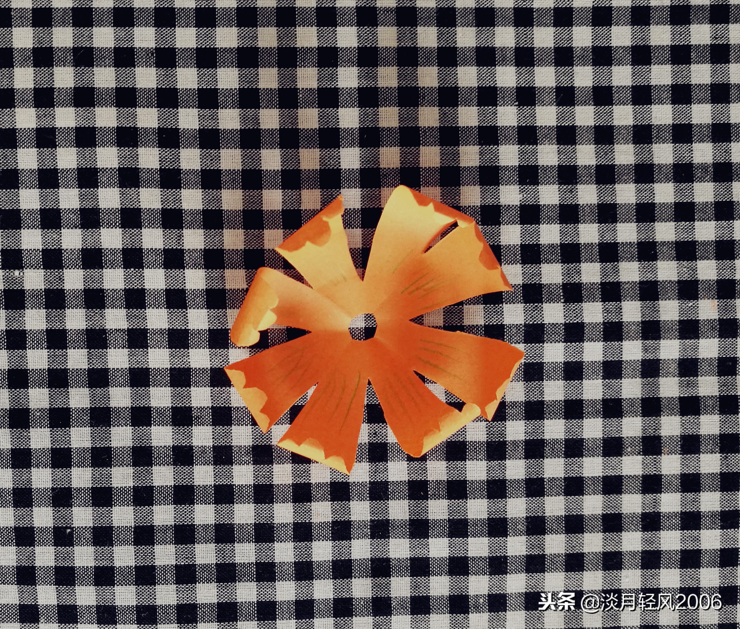 卡纸手工制作小花,用卡纸和棒棒糖做小花送给孩子