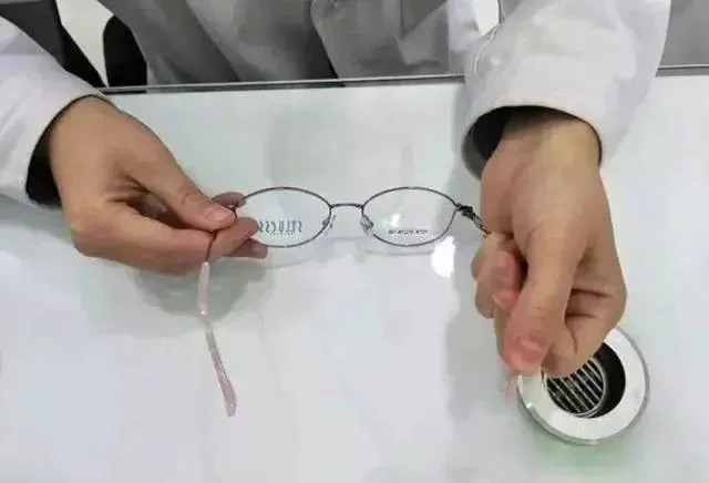眼镜老是往下滑，get到这几项技能轻易解决烦恼