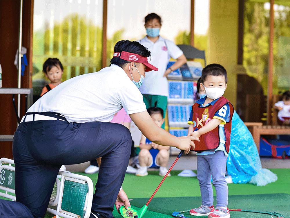 凤凰新闻｜开学就满员，托育名校YoKID如何吸引无数家长？