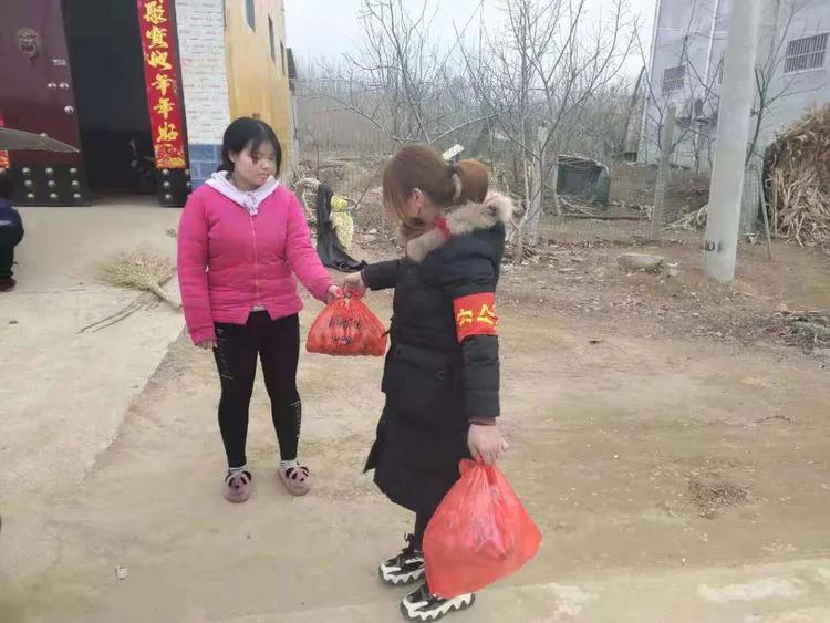 抗疫一线服务人员,抗疫线上服务护航居民