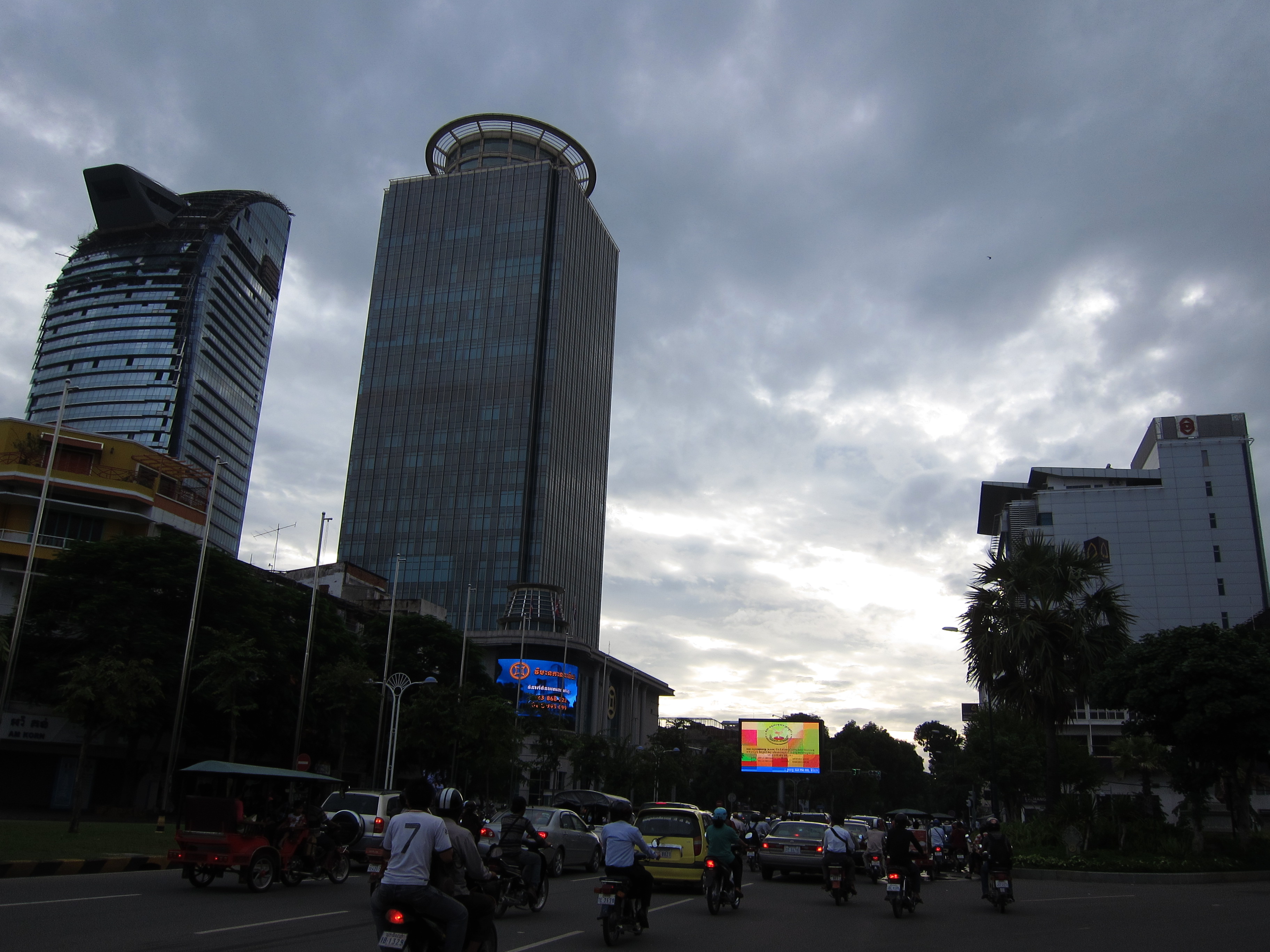 中国小伙在柬埔寨的视频,骑行去柬埔寨的小伙