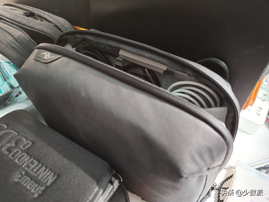 这也许是设备最多的桌面？我的「实用主义器材派」桌面分享