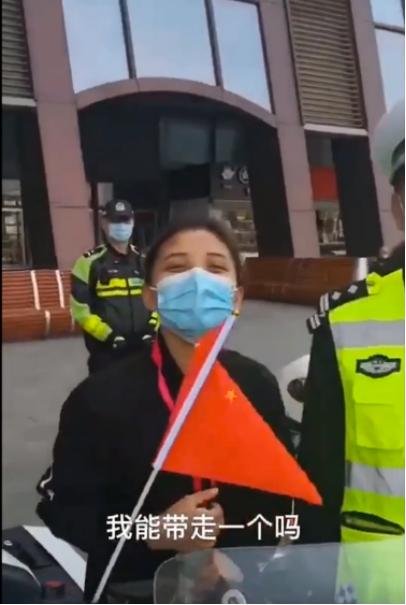 援鄂医疗队小姐姐拥抱铁骑,援鄂医疗队小姐姐表白警察