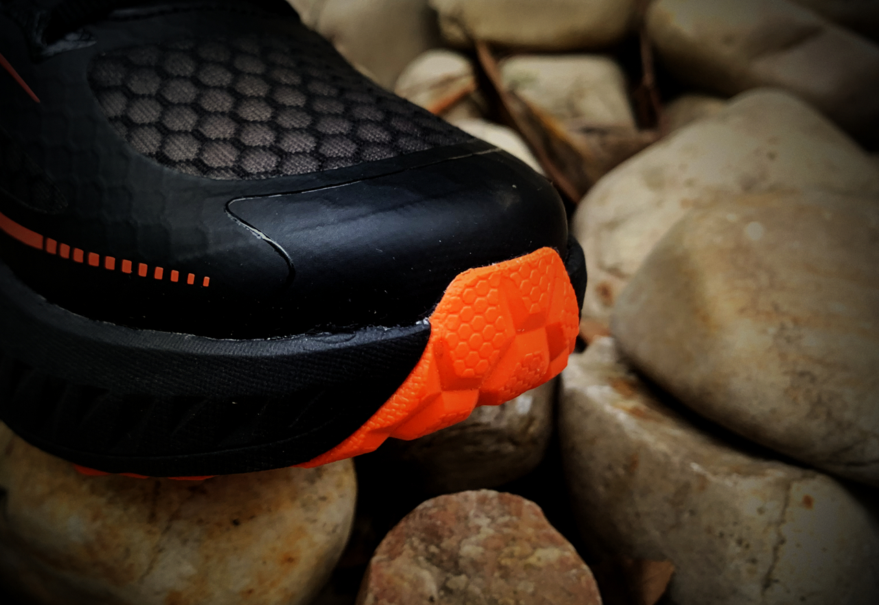 奔跑的Faith-咕咚R2信仰跑步鞋