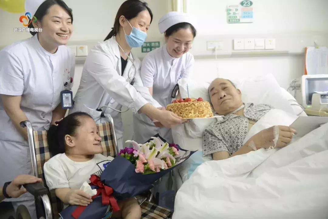 三轮车夫收养女孩,三轮车夫收养玻璃女孩30年