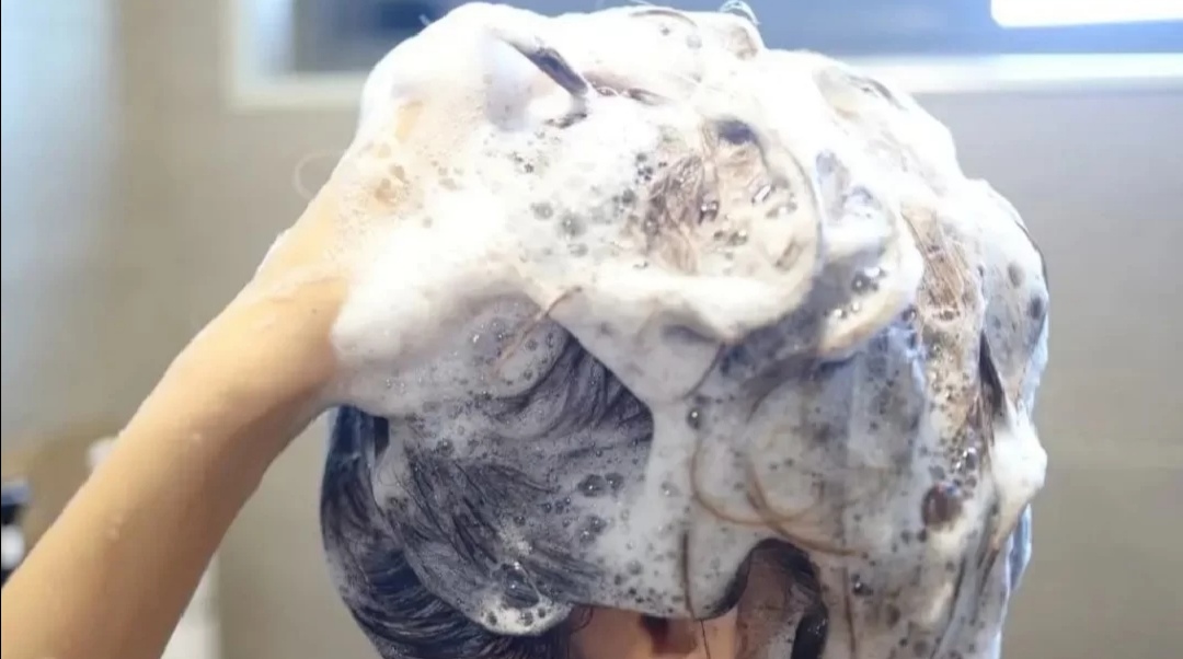 洗头用热水还是冷水有利于长头发,头发白夏天可以用凉水洗头吗