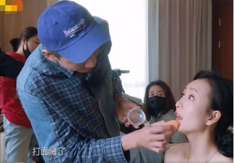 19岁女生打“美容针”脸肿得像包子，到医院检查，医生怒斥：无知